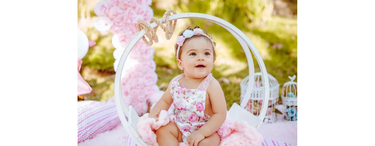 Photographe bébé et développement sensoriel : comment une séance photo stimule l’éveil de l’enfant ?