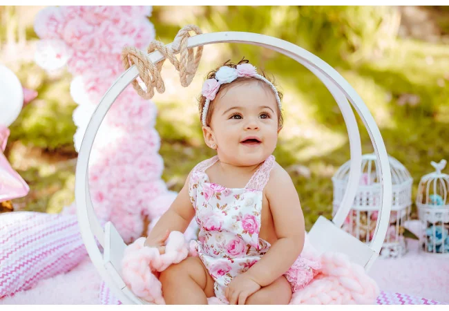 Photographe bébé et développement sensoriel : comment une séance photo stimule l’éveil de l’enfant ?